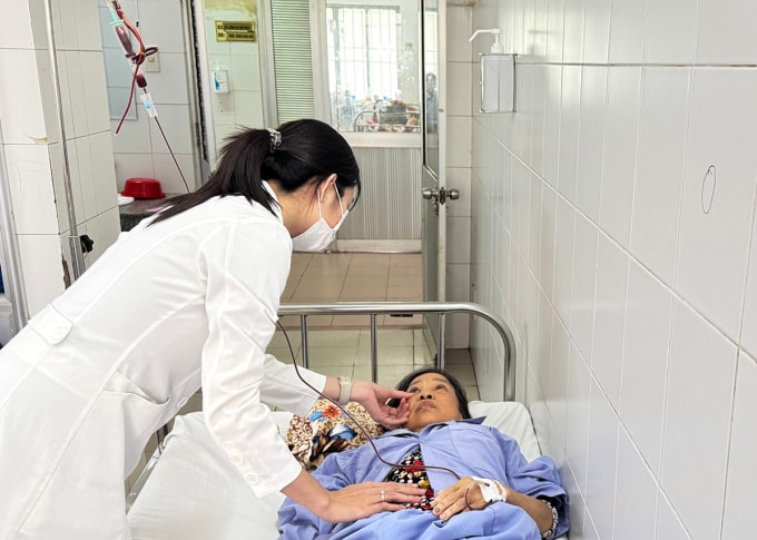 Một bệnh nhân xuất huyết tiêu hóa tại Bệnh viện đa khoa Trung ương Cần Thơ được ưu tiên truyền máu. Ảnh: An Bình