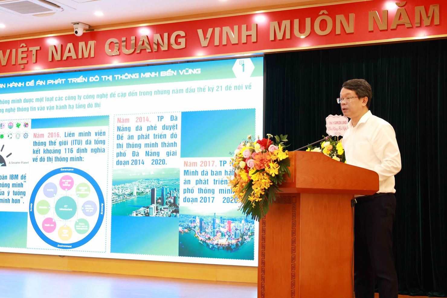 Đại diện Cục Phát triển đô thị - Bộ Xây dựng trình bày báo cáo tổng kết Đề án phát triển đô thị thông minh. Ảnh: BXD