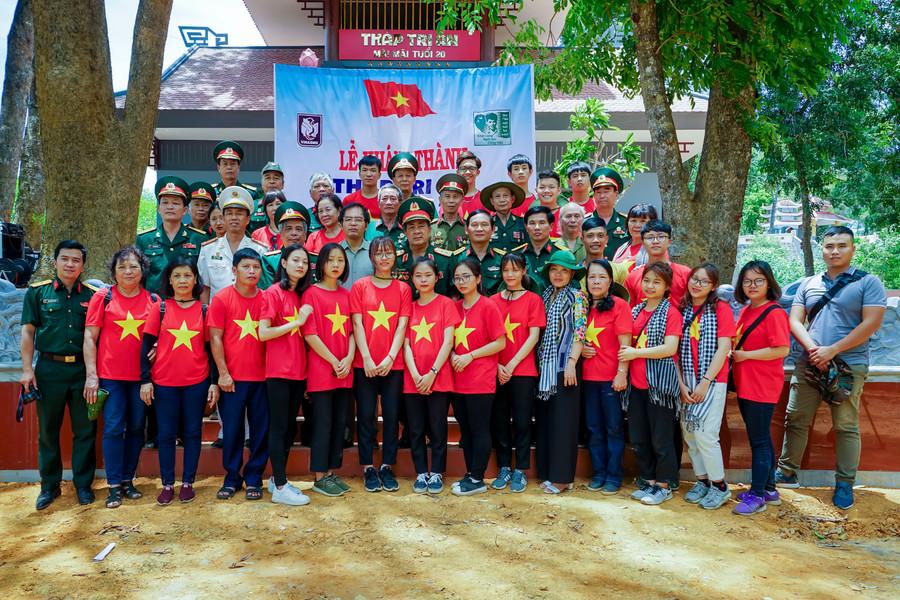 Các thành viên, cộng tác viên 'Mãi mãi tuổi 20' trước Tháp Tri ân tại Nghĩa trang Liệt sĩ Quốc gia Trường Sơn. mai-mai-tuoi-20-thap-lua-yeu-nuoc-tu-nhung-trang-nhat-ky-1.jpg