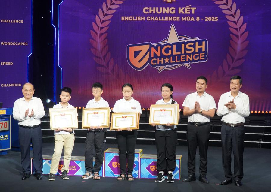 Ông Thái Văn Thành - Giám đốc Sở GD&ĐT và ông Nguyễn Thanh Hiền - Chủ tịch Hội Khuyến học tỉnh Nghệ An trao giấy khen cho các thí sinh. Ảnh: Hồ Lài chung-ket-san-choi-tieng-anh-3.jpg