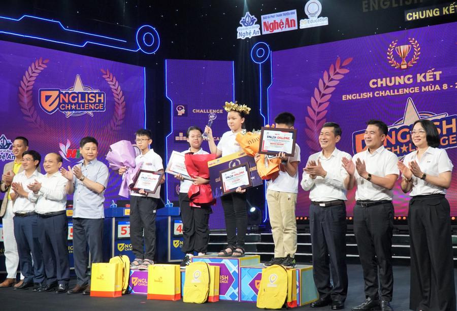 Ban tổ chức trao thưởng cho em Lê Tiểu Bình - xuất sắc vô địch chung kết và chúc mừng các thí sinh đã thể hiện hết sức mình trong sân chơi tiếng Anh. Ảnh: Hồ Lài chung-ket-san-choi-tieng-anh-7.jpg