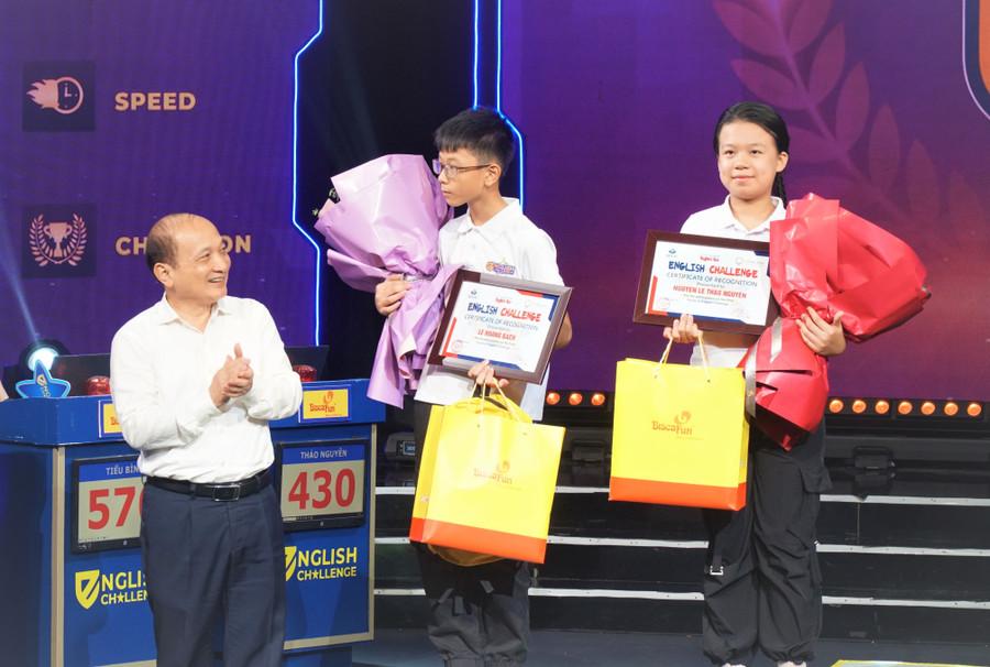 Ông Nguyễn Thanh Hiền - Chủ tịch Hội Khuyến học tỉnh Nghệ An trao phần thưởng cho các thí sinh giành giải Ba. Ảnh: Hồ Lài chung-ket-san-choi-tieng-anh-4.jpg