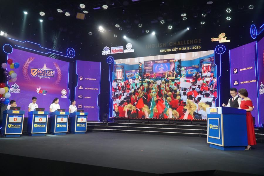 Vòng chung kết có 4 thí sinh tham gia, sau khi vượt qua gần 1.200 thí sinh ở các vòng loại. Ảnh: Hồ Lài chung-ket-san-choi-tieng-anh-2.jpg