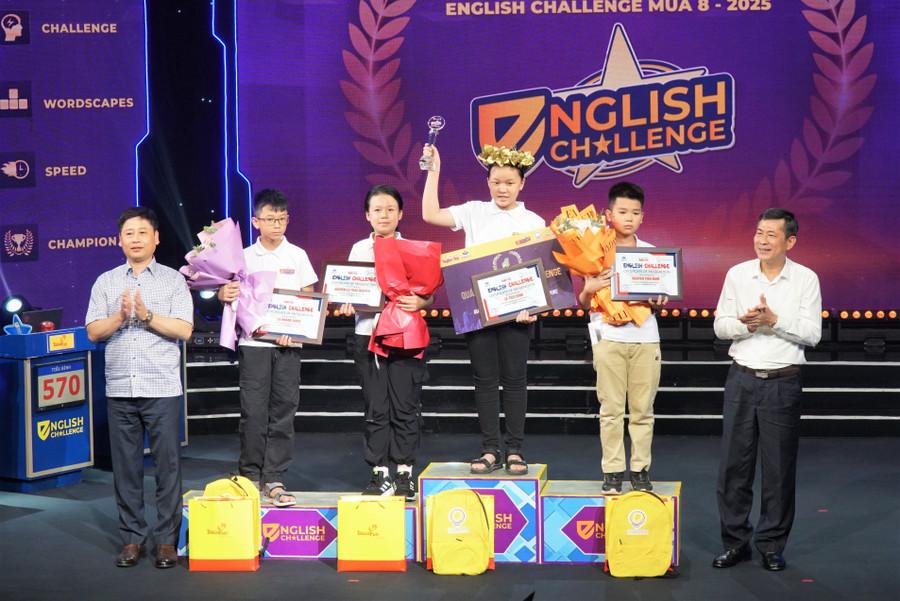 Em Lê Tiểu Bình - học sinh Trường Tiểu học thị trấn Diễn Châu (Nghệ An) vô địch chung kết Tiếng Anh English Challenge mùa 8. Ảnh: Hồ Lài