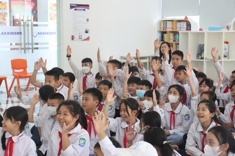 Học sinh Trường Tiểu học Yên Chính (Phong Doanh, Ninh Bình) hào hứng tham gia hoạt động tại thư viện. cha-me-bot-lo-hoc-sinh-them-vui-1.jpg