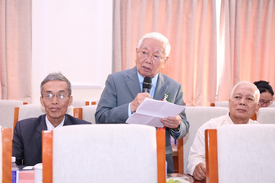 Đại diện Nhà giáo đi B chia sẻ tại buổi gặp mặt. 13.jpg