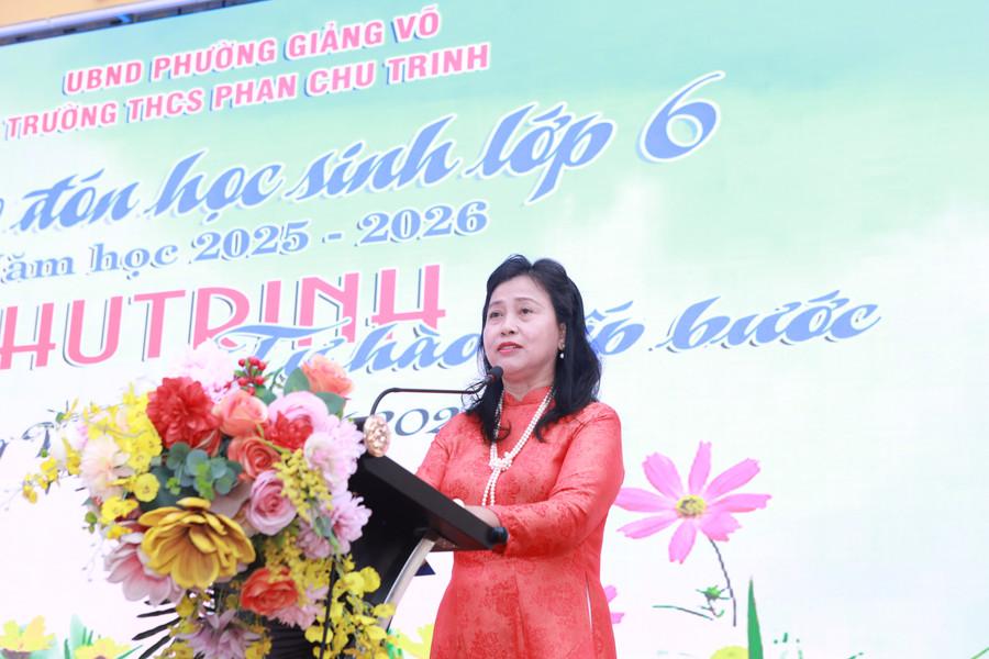 NGƯT Nguyễn Thanh Hà chúc mừng thành tích của các em xuất sắc thi đỗ vào lớp 10 năm 2025 và chào đón học sinh lớp 6 năm nay. Ảnh: Đình Tuệ. 6.jpg