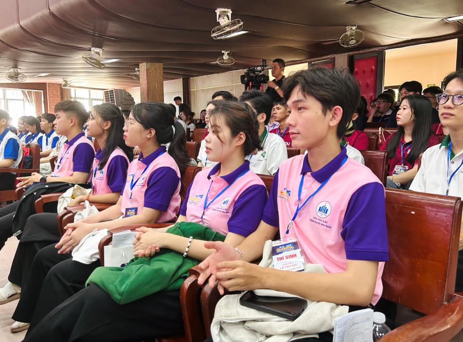 Các thí sinh tham dự lễ khai mạc. 17123d62-7dd8-4fe1-b17e-7128ca247d37.jpg