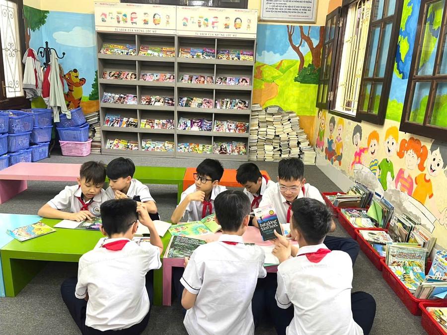 Học sinh chăm chú đọc và chia sẻ sách tại thư viện tỉnh Ninh Bình. cha-me-bot-lo-hoc-sinh-them-vui-2.jpg