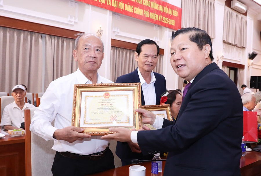 Thứ trưởng Lê Tấn Dũng trao Bằng ghi công, vinh danh các nhà giáo đi B. 21.jpg