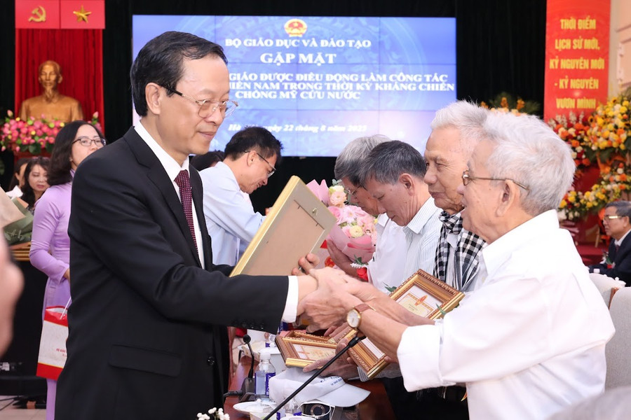 Thứ trưởng Thường trực Phạm Ngọc Thưởng trao Bằng ghi công, vinh danh các nhà giáo đi B. 15.jpg