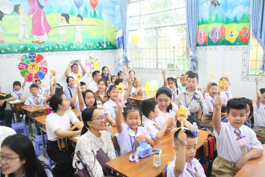 Ngày đầu đến lớp, các em HS lớp 1 cùng phụ huynh làm quen trường lớp và giáo viên. can-tho-tuu-truong-3.jpg