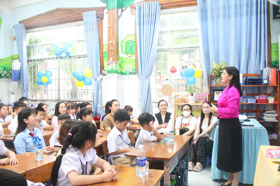 Bà Trần Thị Huyền, Quyền Giám đốc Sở GD&ĐT TP Cần Thơ thăm lớp 1 Trường TH Ngô Quyền, phường Ninh Kiều, TP Cần Thơ. Ảnh: Q. Ngữ.