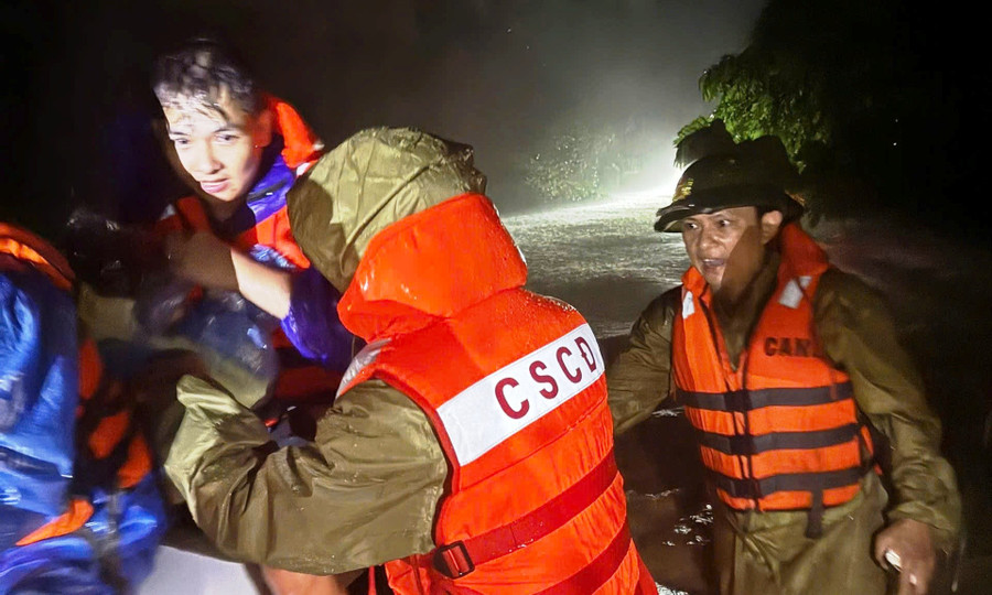 Lực lượng Công an Thanh Hóa giải cứu người bị lũ cô lập trong đêm. (Ảnh: CACC)