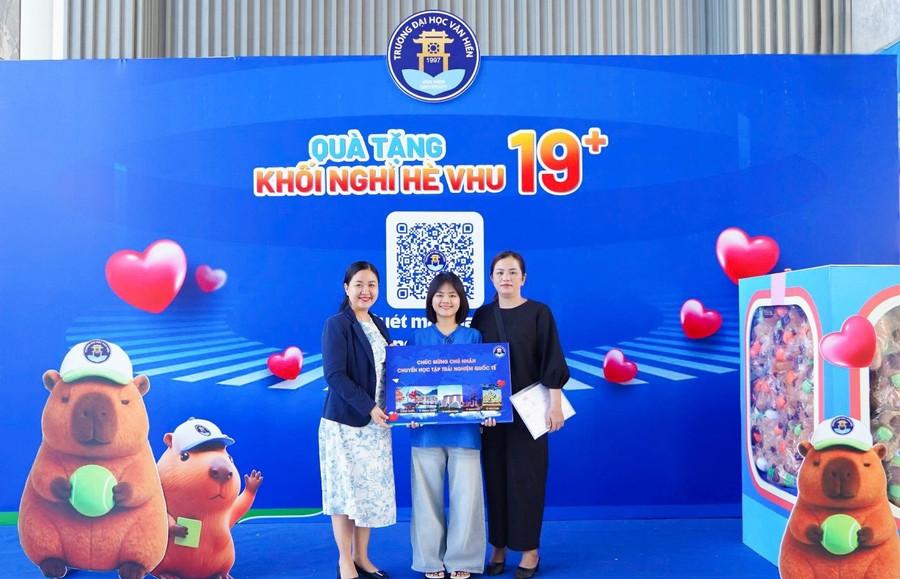 Thí sinh đến nhập học may mắn nhận được chuyến học tập trải nghiệm quốc tế, sẵn sàng hành trình hội nhập toàn cầu. 4-9601.jpg