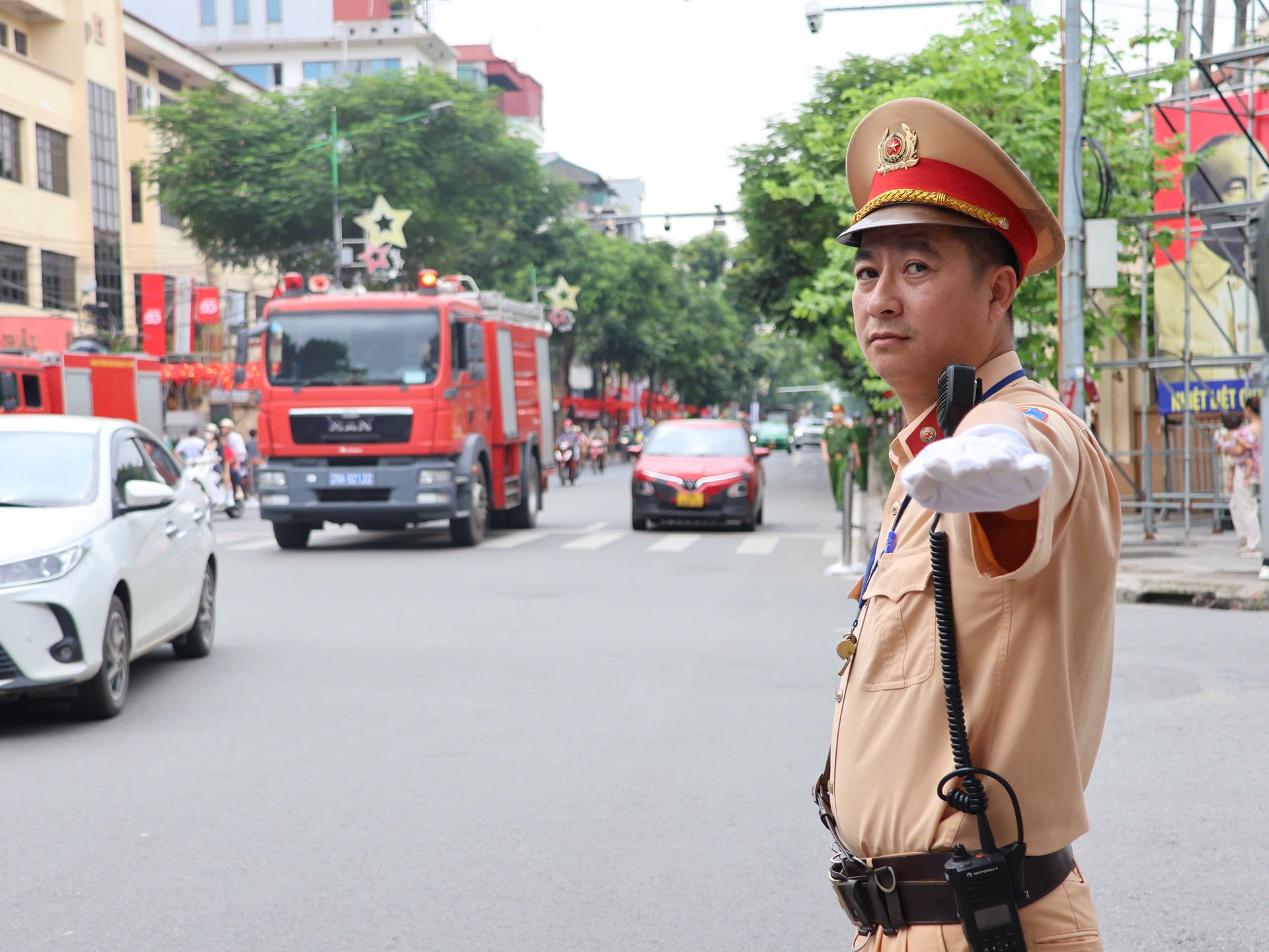 Lực lượng Cảnh sát giao thông Hà Nội phân luồng giao thông phục vụ tổng hợp luyện diễu binh, diễu hành lần 1 vào ngày 21-8. Ảnh: TN