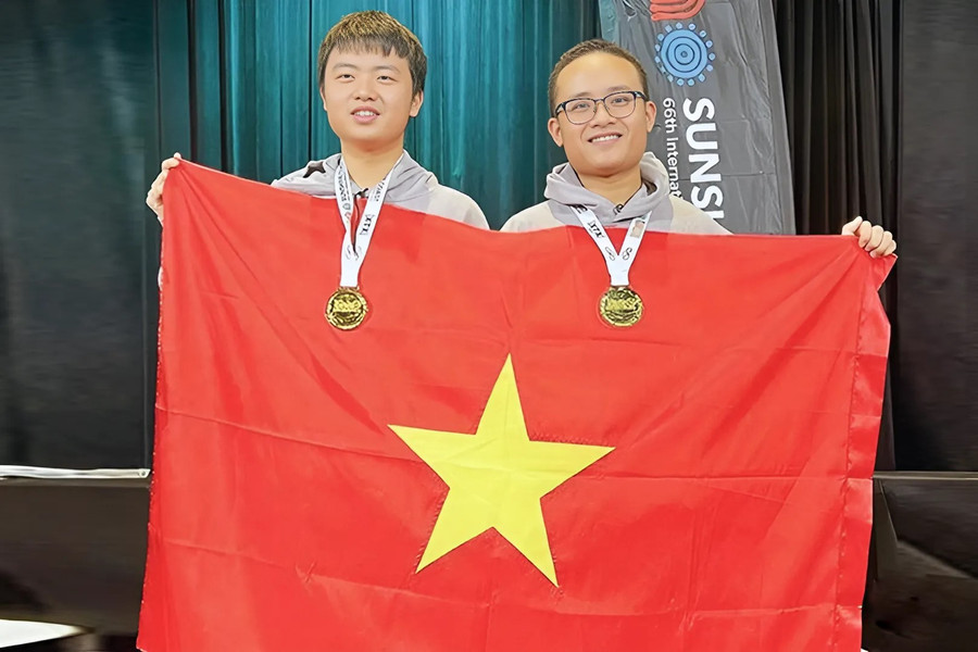 Trọng Khải và Minh Hoàng (phải) xuất sắc giành Huy chương Vàng Olympic Toán học quốc tế 2025. Ảnh: H.T