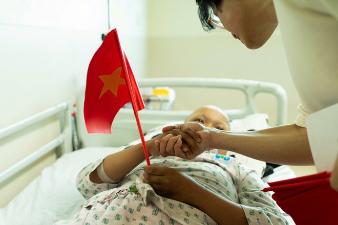 Hà Anh Tuấn tặng quà và Quốc kỳ Việt Nam cho các bệnh nhân tại Bệnh viện Ung bướu