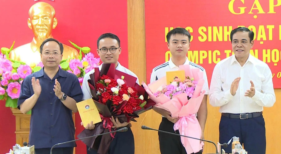 Lãnh đạo tỉnh Hà Tĩnh tặng hoa chúc mừng và khen thưởng Minh Hoàng và Trọng Khải. Ảnh: T.H tinh-than-viet-nam-rang-ro-olympic-toan-hoc-2.jpg