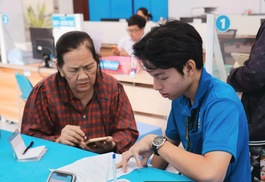 Sinh viên hỗ trợ người dân làm thủ tục hành chính. Ảnh: NTTU giao-duc-long-yeu-nuoc-trong-ky-nguyen-moi-1.png