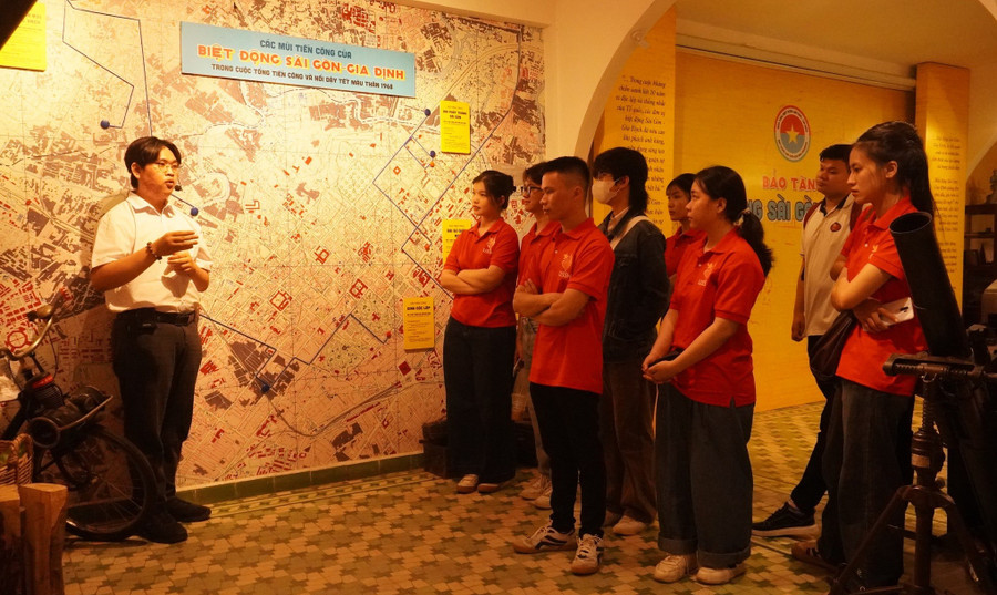 Sinh viên tìm hiểu lịch sử tại bảo tàng. Ảnh: CBSV1