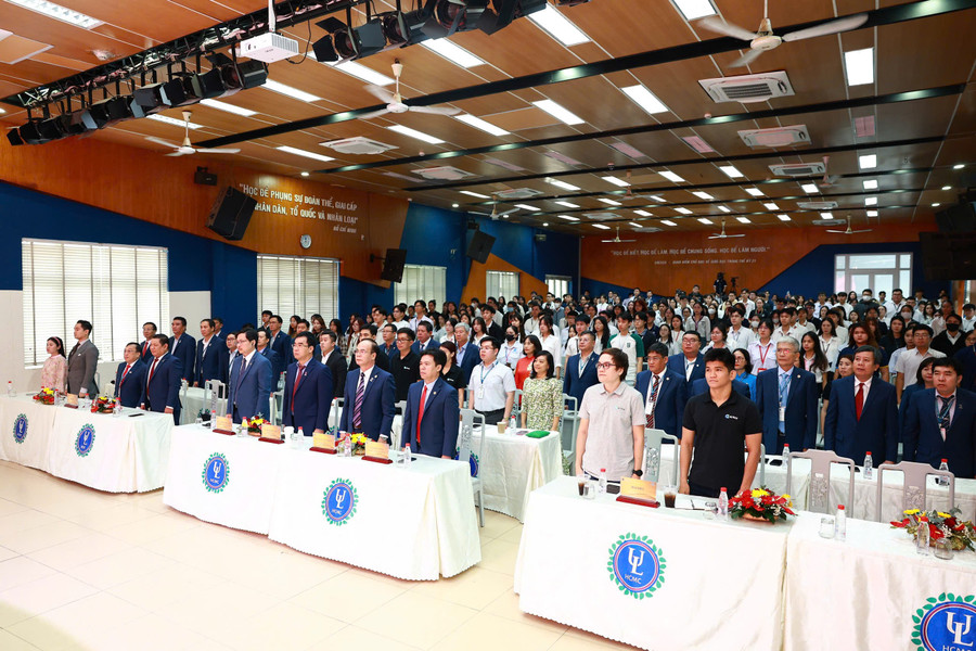 Toàn cảnh buổi lễ khai giảng. Ảnh: HCMULAW. 15ca25efa0dc2b8272cd.jpg