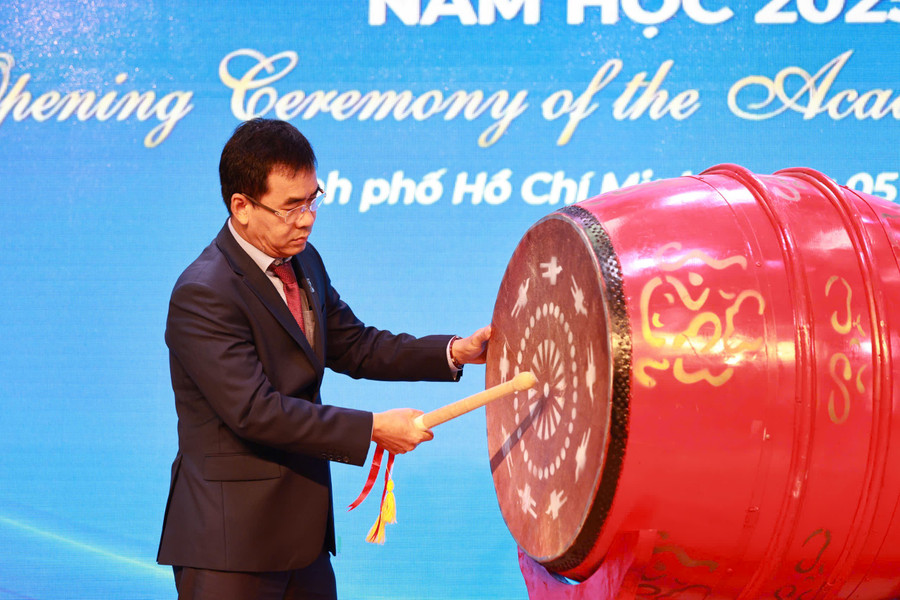 TS Lê Trường Sơn - Hiệu trưởng nhà trường đánh trống khai giảng năm học mới. Ảnh: HCMULAW.