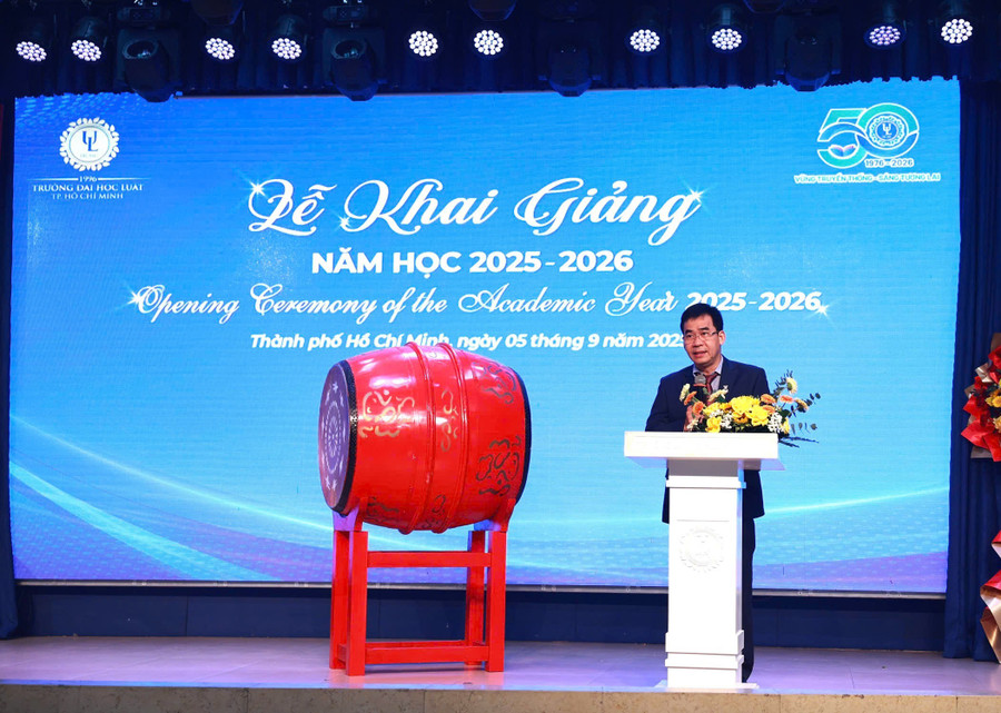 TS Lê Trường Sơn - Hiệu trưởng Trường Đại học Luật TPHCM phát biểu khai giảng. Ảnh: HCMULAW. 11cbd4af129299ccc083.jpg