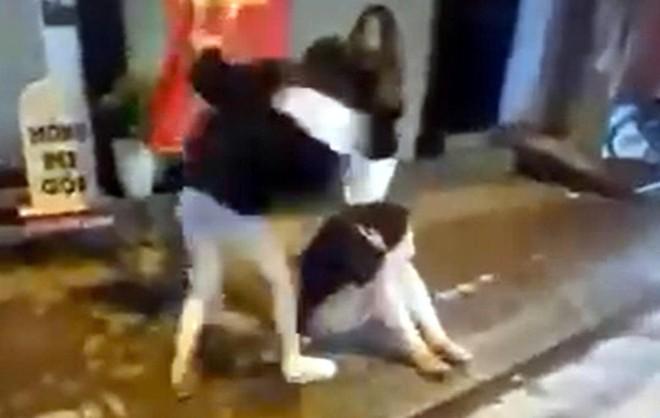 Hình ảnh cô gái trẻ bị hành hung