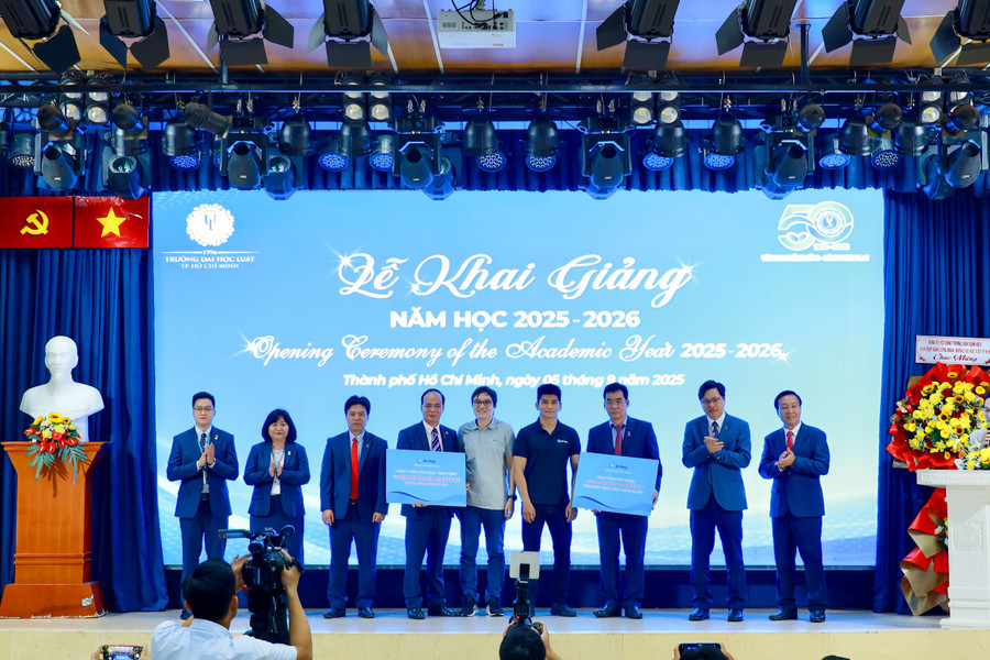 Công ty AI-Hay trao tặng 15.000 tài khoản AI Hay Pro và chatbot hỗ trợ học tập cho nhà trường. Ảnh: HCMULAW. cong-ty-ai-hay-trao-tang-15000-tai-khoan-ai-hay-pro-cho-sv-gv-ulaw.jpg