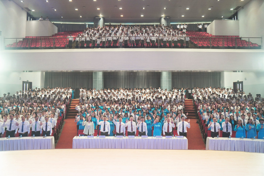 Cán bộ, giảng viên và sinh viên, học viên nhà trường dự lễ khai giảng năm học 2025-2026. Ảnh: TDTU