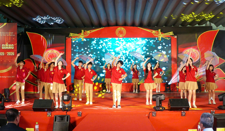 Tiết mục văn nghệ do chính các học sinh Trường Nam Việt biểu diễn. khai-giang-nam-viet-1.jpg