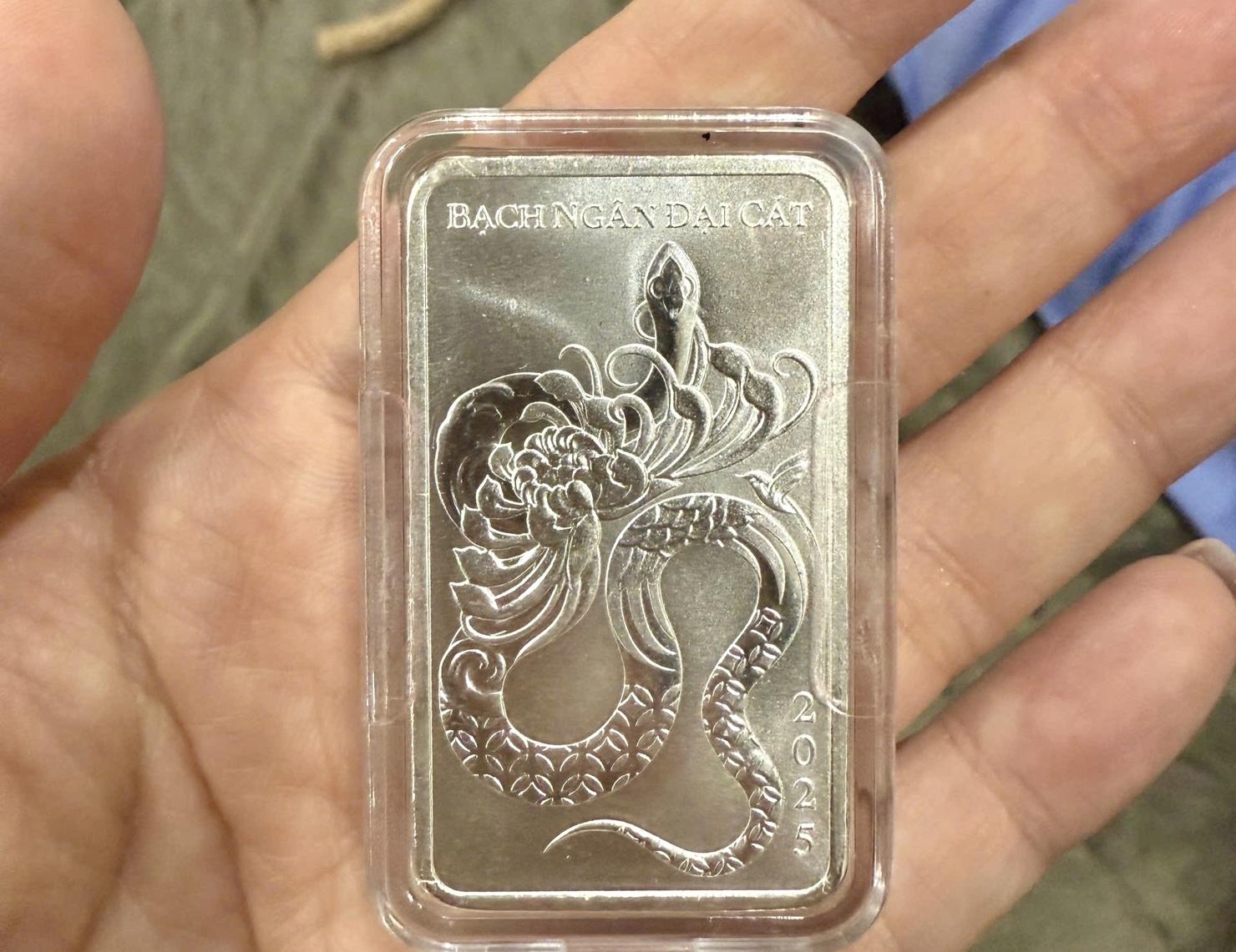 Các sản phẩm bạc được chế tác đa dạng và nhiều chủng loại, giúp người dân dễ tiếp cận hơn. Ảnh: HD