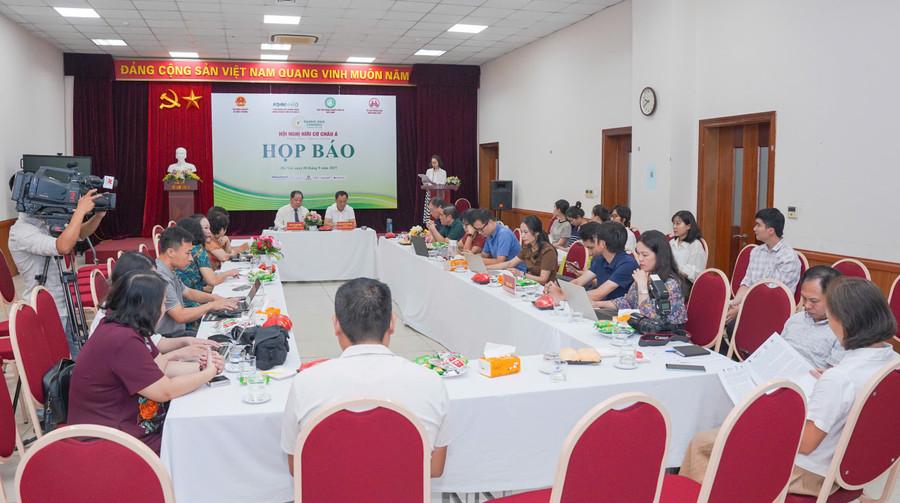 Quang cảnh buổi họp báo.