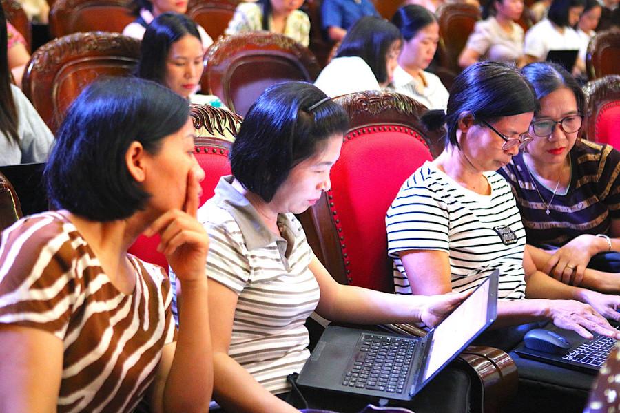 Cán bộ, giáo viên thực hành vận dụng các kỹ năng sử dụng công cụ AI.