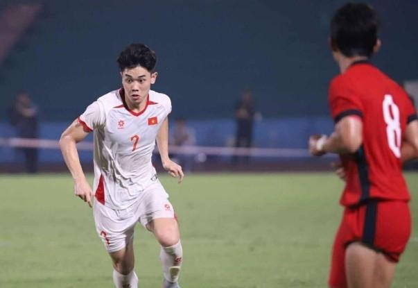 Đình Bắc được huấn luyện viên U23 Singapore Firdaus Kassim ngợi khen.