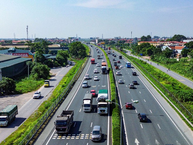 Từ 0h ngày 9-9-2025, lái xe tải vi phạm lỗi đi vào làn sát dải phân cách giữa cao tốc sẽ bị xử phạt