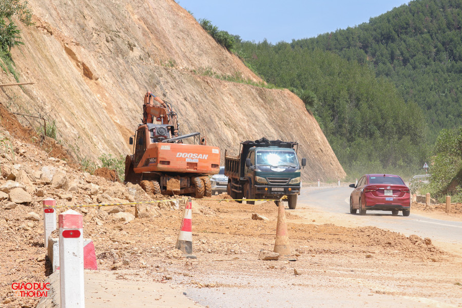 Tuyến Quốc lộ 7C bị sạt lở taluy dương. (Ảnh: Phạm Tâm)