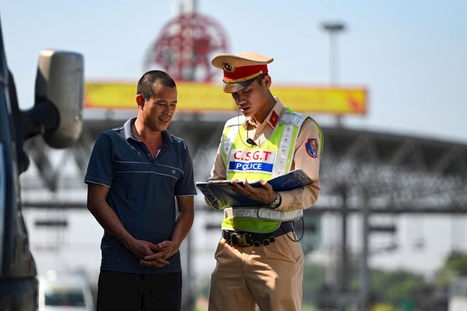 Lực lượng Cảnh sát giao thông tăng cường tuyên truyền song song với xử phạt