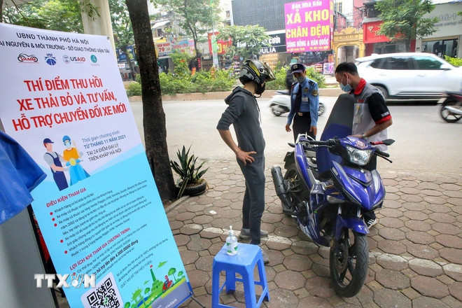 Tiếp nhận xe của khách có nhu cầu đo khí thải. (Ảnh: Tuấn Đức/TTXVN).