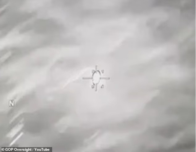 Nghị sĩ Eric Burlison của Missouri đã tiết lộ đoạn video ghi lại cảnh một máy bay không người lái của quân đội Hoa Kỳ tấn công một UFO hình quả cầu bằng tên lửa, nhưng tên lửa đã bật ra và không dừng được UFO. khoanh-khac-chan-dong-ufo-van-bay-tiep-sau-khi-trung-ten-lua-hellfire.jpg