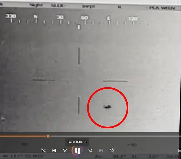 Những người tố giác quân sự đã tiết lộ những cuộc chạm trán chưa từng được thảo luận trước đây với UFO, bao gồm cả tàu vũ trụ Tic-Tac thường được báo cáo (hình ảnh)