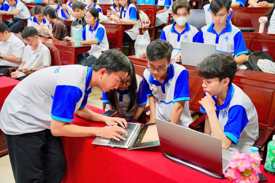 Sinh viên Đại học Cần Thơ tham gia buổi tập huấn nâng cao năng lực số. nang-luc-so-0.jpg