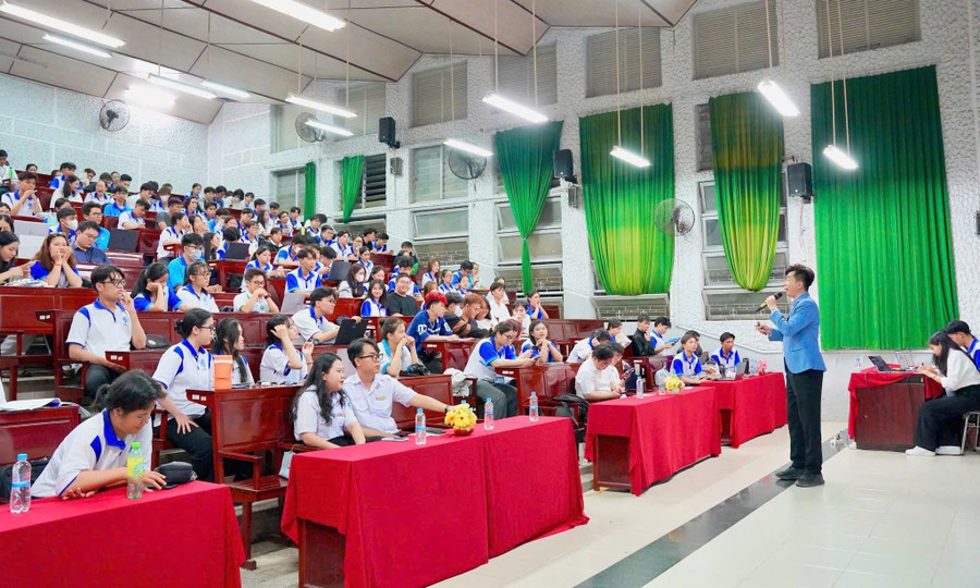 Ths Huỳnh Ngọc Thái Anh giới thiệu về Khung năng lực số AI dành cho sinh viên từ UNESCO và các công cụ AI hữu ích hỗ trợ nghiên cứu khoa học. nang-luc-so-2.jpg