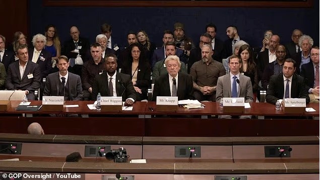 Ba người tố giác quân sự và các chuyên gia khác đã phát biểu trong phiên điều trần thứ 3 của Quốc hội về UFO khoanh-khac-chan-dong-ufo-van-bay-tiep-sau-khi-trung-ten-lua-hellfire-3.jpg