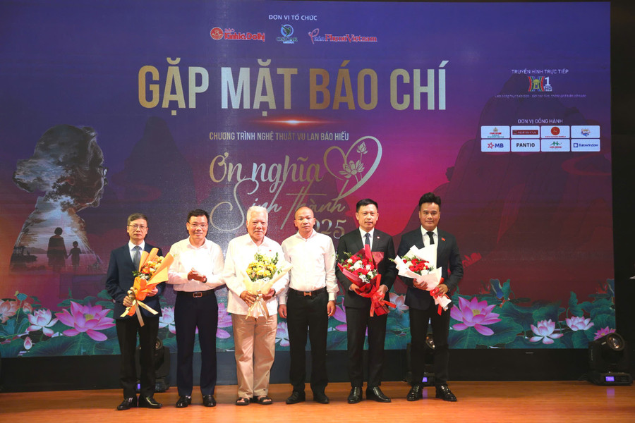 Ông Đặng Khắc Lợi, Phó cục Trưởng Cục Báo chí (Bộ VH,TT&DL) tặng hoa tri ân những cống hiến, nỗ lực của Ban tổ chức và ê kíp sản xuất chương trình. on-nghia-sinh-thanh-1.jpg