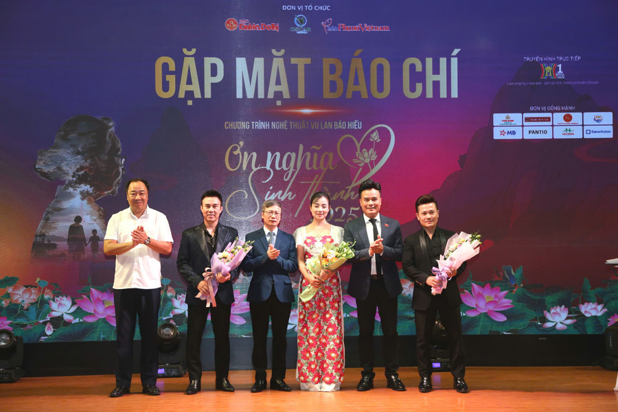 Ông Nguyễn Gia Hưng, Phó Vụ trưởng Vụ Báo chí Xuất bản - Ban Tuyên giáo và Dân vận Trung ương tặng hoa tri ân những cống hiến, nỗ lực của Ban tổ chức và ê kíp sản xuất chương trình. on-nghia-sinh-thanh-4.jpg