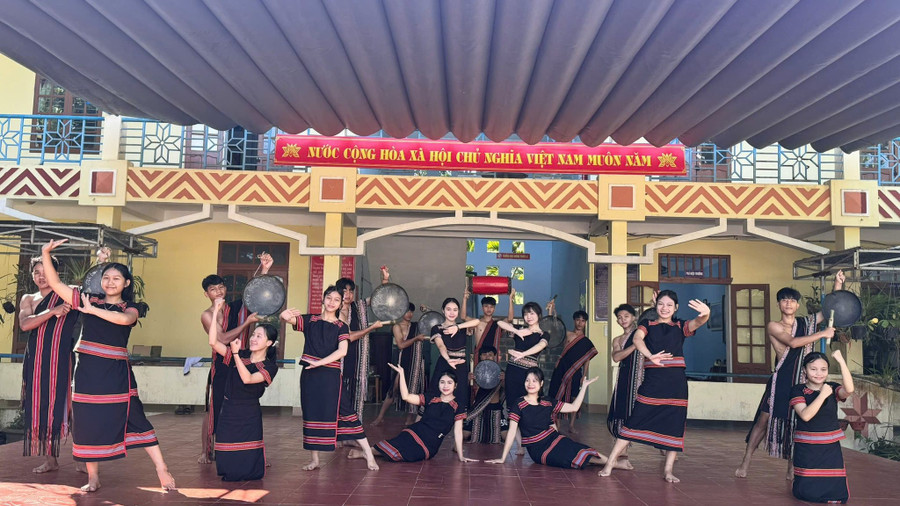 Học sinh Trường Phổ thông dân tộc nội trú Nam Trà My (xã Nam Trà My, TP Đà Nẵng) biểu diễn cồng chiêng. noi-tru-nam-tra-my.jpg