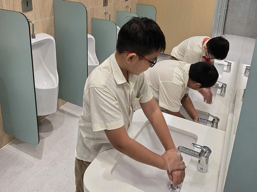 Học sinh Trường THPT Nam Sài Gòn thích thú với nhà vệ sinh được cải tạo khang trang trong năm học mới. Ảnh: NTCC