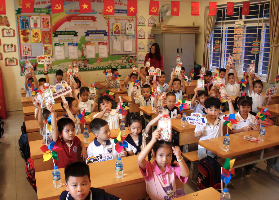 Học sinh Trường TH Trần Hưng Đạo trong ngày đầu đến lớp.